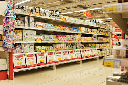 购物大促销摄影照片_超市大卖场物品零食货架陈列内景摄影图配图