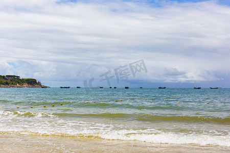 夏日海陵岛摄影照片_阳江傍晚海边浪花拍打摄影图配图