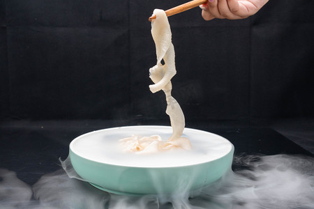 鸭火锅摄影照片_食品白天鸭肠室内筷子摄影图配图