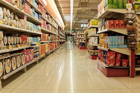 大型超市货品陈列促销卖场内景摄影图配图