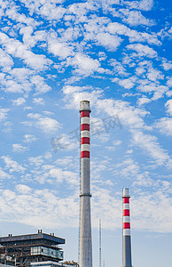 火力发电摄影照片_城市工业化建筑白昼高烟囱户外拍摄摄影图配图
