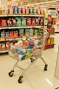 大型卖场超市物品陈列消费购物车摄影图配图