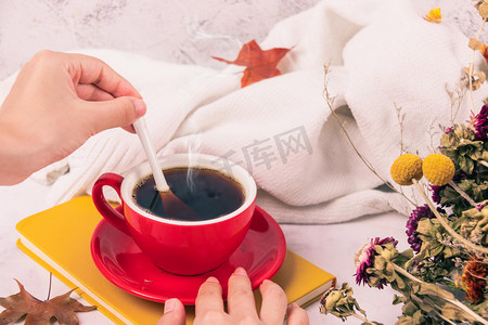 花朵树叶摄影照片_秋季白天热饮咖啡家里花朵摄影图配图