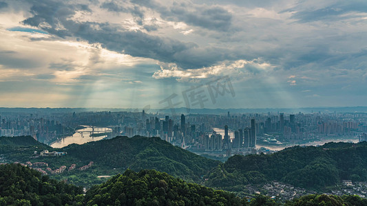 耶稣慈悲摄影照片_重庆城市天空云层变幻耶稣光光影