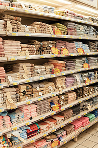 大超市摄影照片_超市生活用品毛巾货架陈列展示摄影图配图