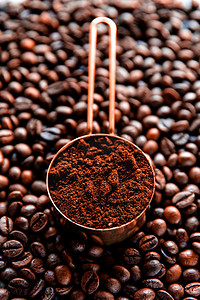 丝绸漂浮素材摄影照片_咖啡豆咖啡粉咖啡摄影图