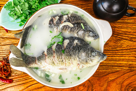 遇见美味遇见你摄影照片_鱼汤白天鲫鱼汤室内美食摄影图配图