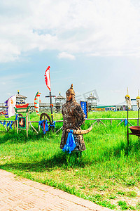 热血勇士摄影照片_人物雕塑白天蒙古勇士户外旅游摄影图配图