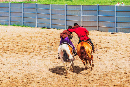 蒙古骑马摄影照片_赛马白天骑马马场蒙古摄影图配图