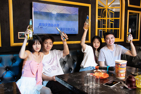ktv唱歌白天青年学生歌厅聚会摄影图配图