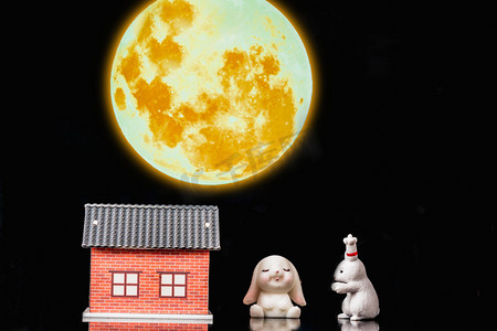 中秋节夜晚房屋小兔子户外明月摄影图配图