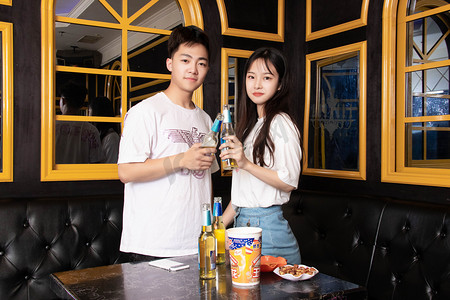 人像夜晚男女青年ktv唱歌摄影图配图