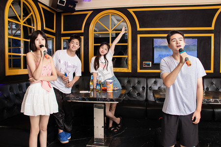 k歌图摄影照片_ktv夜晚青年人歌厅歌唱摄影图配图