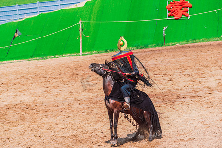 蒙古骑马摄影照片_赛马早上赛马马场户外内蒙古摄影图配图