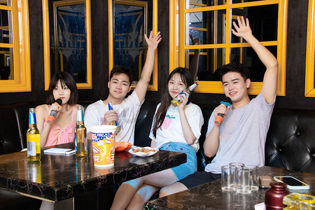 ktv白天青年男女室内麦克风摄影图配图