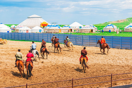 小兵骑马摄影照片_赛马早上群马骑马户外蒙古包摄影图配图
