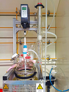 密封环境摄影照片_科技白天玻璃反应釜实验室反应摄影图配图