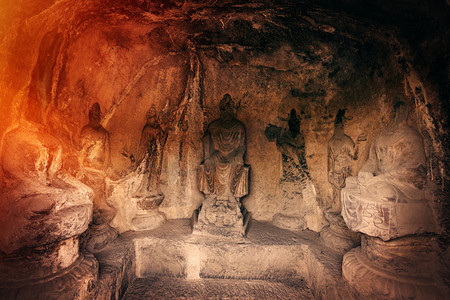 龙门石窟白天佛龛造像洛阳龙门山旅游摄影图配图