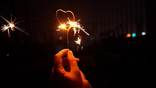 1唯美夜晚玩烟火棒仙女棒