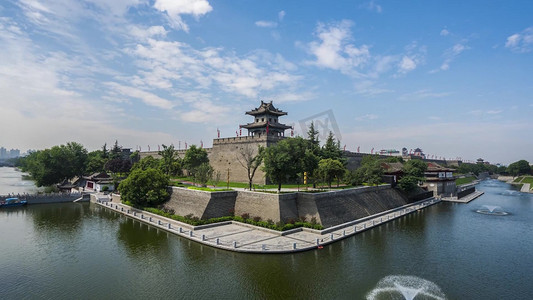 东北花色摄影照片_西安城墙东北角楼湖水天空风光