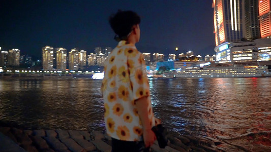 夜游漓江摄影照片_孤独的男孩夜游重庆城市江景灯光