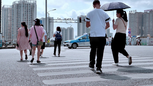 城市公路人来人往