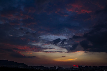 长沙城市摄影照片_湖南长沙夕阳黑云日落夜晚摄影图配图