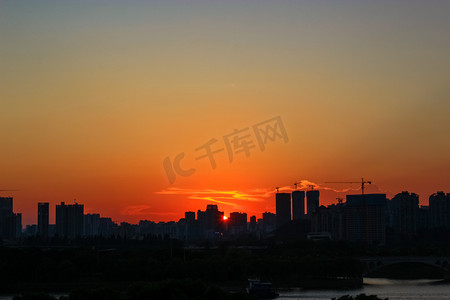 湖南长沙夕阳日落城市天际线黄云摄影图配图