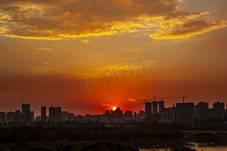 湖南长沙夜晚红日城市天际线城市剪影摄影图配图