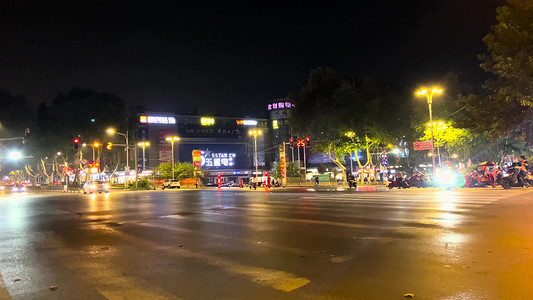 车水马龙摄影照片_实拍城市夜间十字路口马路
