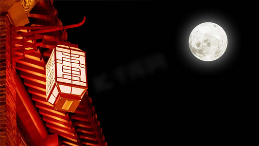 中秋屋檐红色灯笼圆月夜晚月亮中式建筑赏月摄影图配图