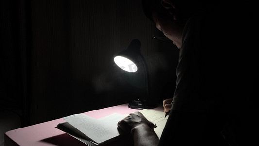 实拍夜间办公工作学习