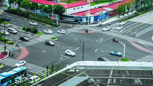 实拍十字路口交通路口车流人行道人流摄影