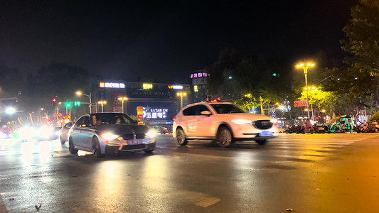 实拍城市夜间行驶的车流红绿灯
