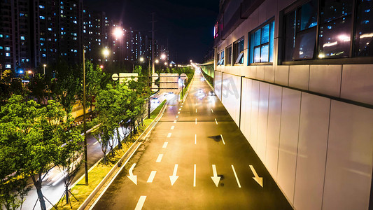 实拍城市夜间行驶的车流马路