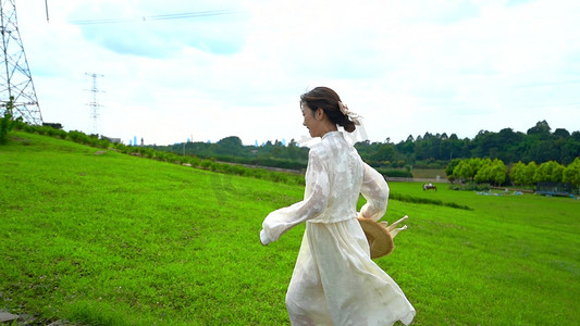 开心奔跑摄影图配图夏日儿童人像雨后小男孩马路上奔跑的背影摄影图