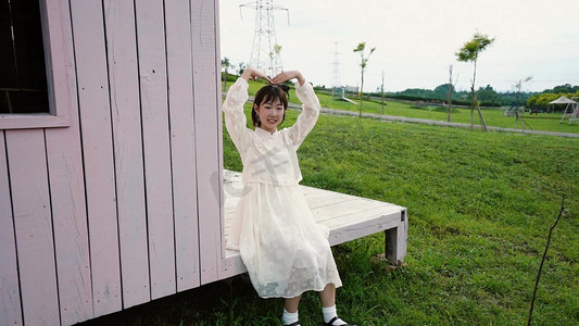 白裙摄影照片_白裙女孩在公园比心