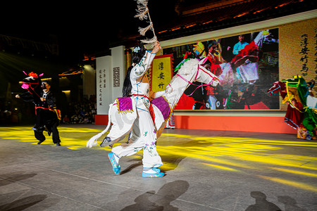 民俗文化夜里竹马广场舞摄影图配图
