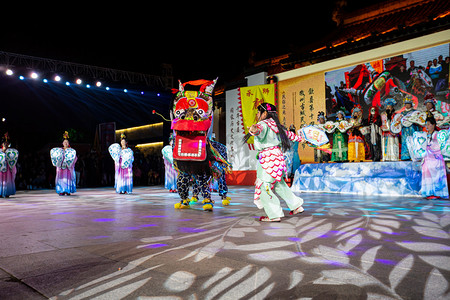 民俗文化节子夜麒麟广场舞摄影图配图