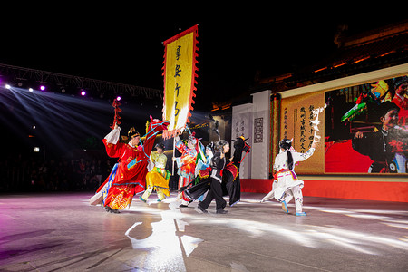 民俗文化节摄影照片_民俗文化节夜半竹马广场舞摄影图配图