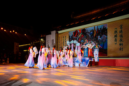 民俗文化节黑夜人物广场舞摄影图配图