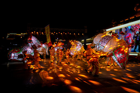 舞灯摄影照片_民俗文化晚上鱼灯广场舞摄影图配图