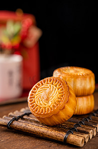中秋节蛋黄月饼传统美食摄影图配图