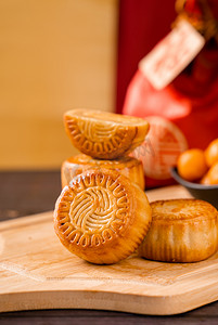 莲蓉蛋黄月饼中秋节美食摄影图配图