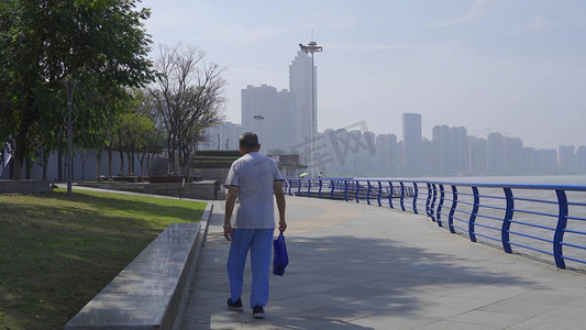 实拍老人拎包走路背影