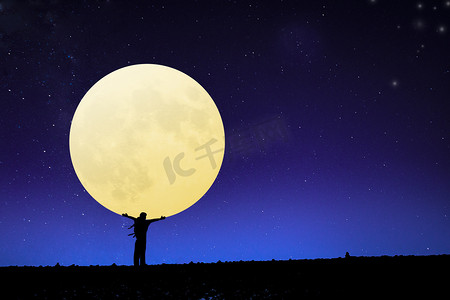 中秋夜晚明月户外月亮摄影图配图
