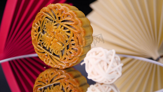 中国风中秋蛋黄黑芝麻月饼传统节日