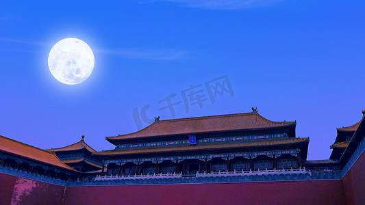 中秋宫殿明月当空夜晚故宫月亮中秋节赏月摄影图配图