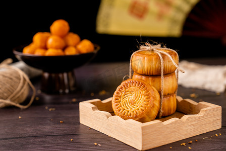 蛋黄月饼中秋节美食食品摄影图配图