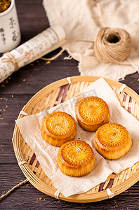 传统中秋节美食蛋黄月饼摄影图配图